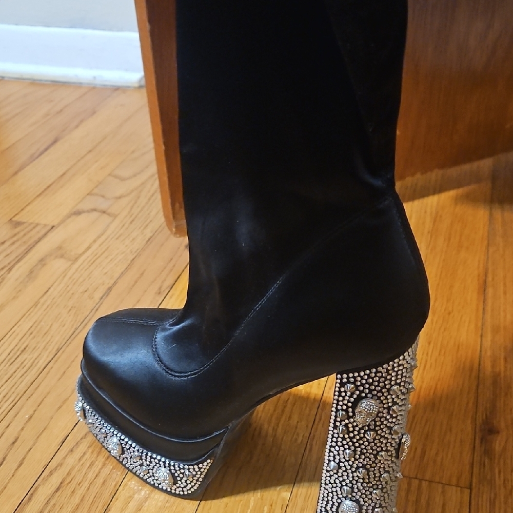 LIKE NEW Azalea Wang Akira Platforms